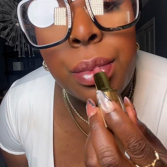 Customer applying Elara Color-Adapting Lipstick